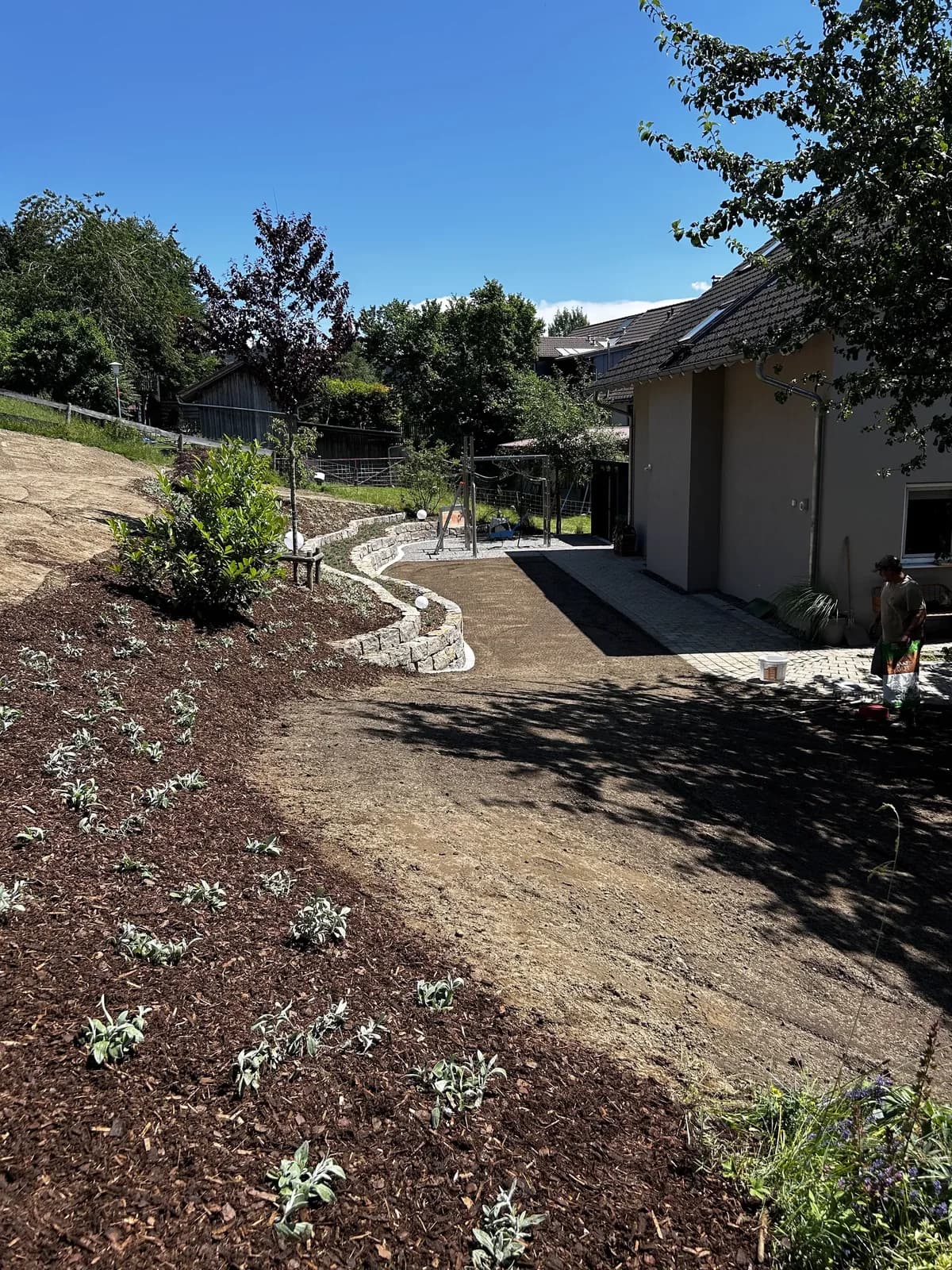 Gartenanlage mit Natursteinmauer