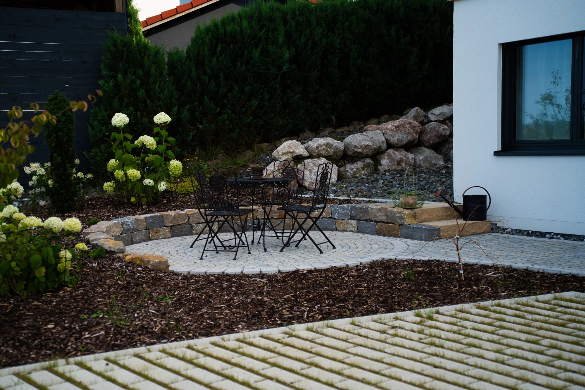 Geplanter Sitzbereich mit Hortensien