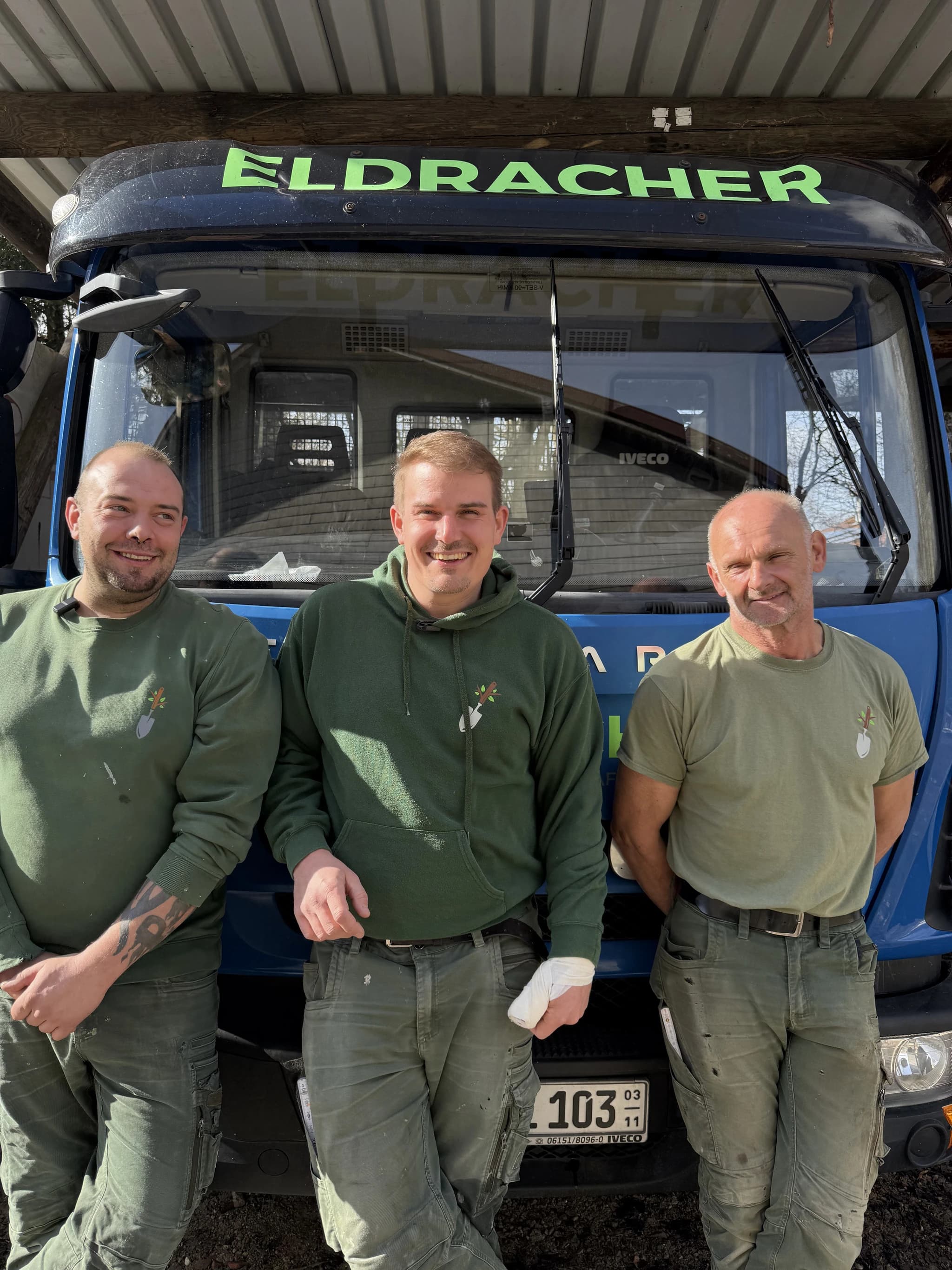 Team Eldracher vor dem Firmenwagen