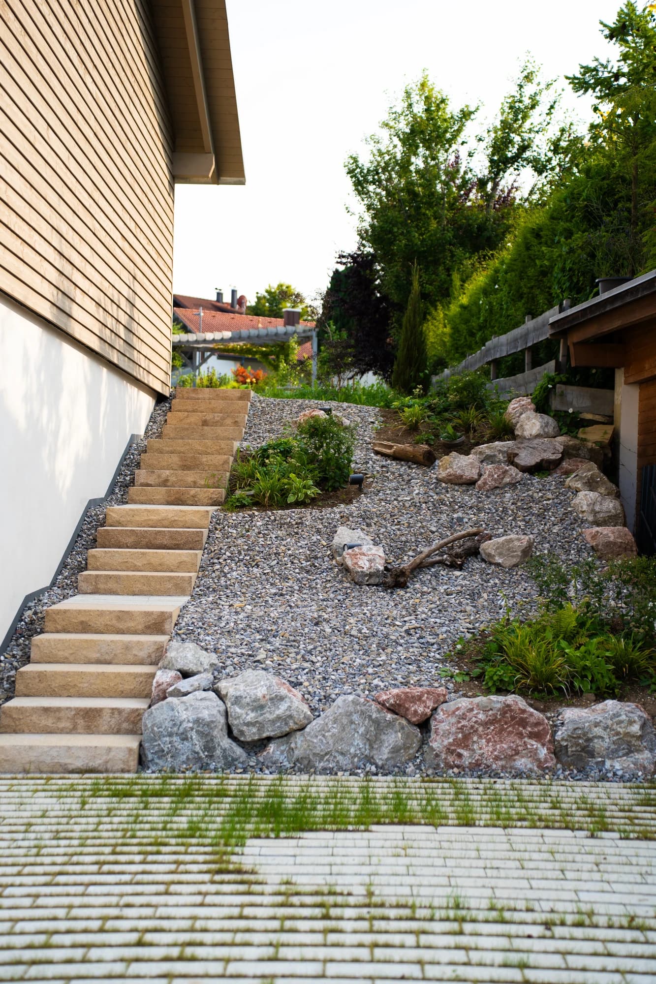 Treppe mit Hanggestaltung und Kiesbett